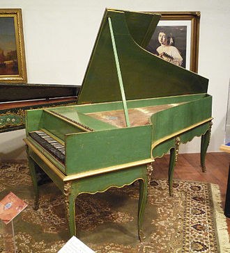 پیانوی بزرگ توسط لویی باس از ویلنوو-ل-آوینیون، 1781. اولین پیانوی گرند فرانسوی که شناخته شده است. شامل یک تخته کشتی معکوس و اکشن برگرفته از کار بارتولومئو کریستوفوری (حدود 1700) با تخته صوتی تزئین شده.