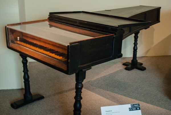 فورتپیانوی 1720 توسط سازنده ایتالیایی بارتولومئو کریستوفوری، قدیمی‌ترین پیانوی بازمانده جهان، موزه هنر متروپولیتن، شهر نیویورک